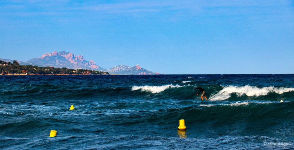 Le massif de l'Estérel, vu depuis la plage de Sainte Maxime, à une vingtaine de kilomètres de Saint Raphaël. Avec un stand up paddle surfeur (mon sport fétiche, dès que les beaux jours reviennent).