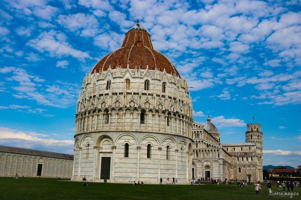 Baptistère face à l'église, à l'entrée de la Piazza dei Miracoli de Pise.