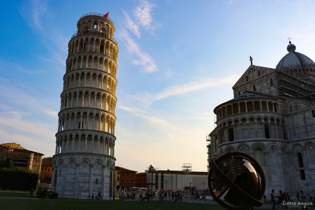 Crépuscule à Pise, sur la Piazza dei Miracoli.