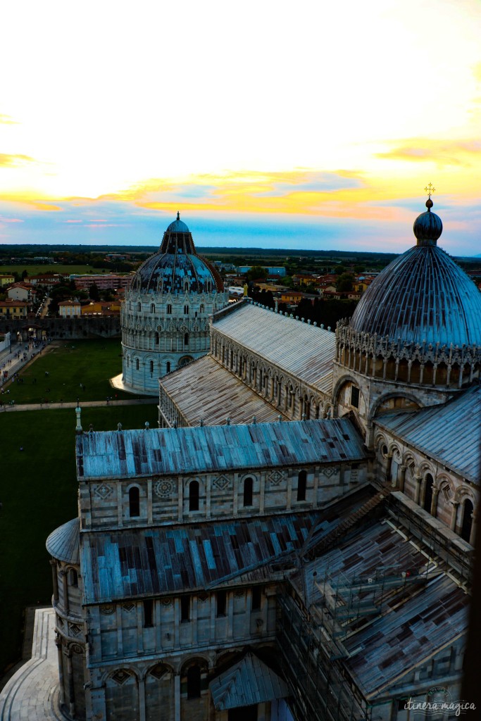 Il n'y a plus rien en lisière de la Piazza dei Miracoli - du moins, pas de ce côté-là -, le vide de la campagne toscane, d'où l'impression étrange d'avoir échoué au beau milieu de nulle part, dans un cirque à la gloire de Dieu.