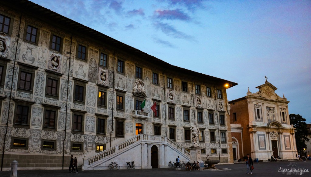 La belle Piazza dei Cavalieri, conçue à la Renaissance par Vasari, dans le soir.