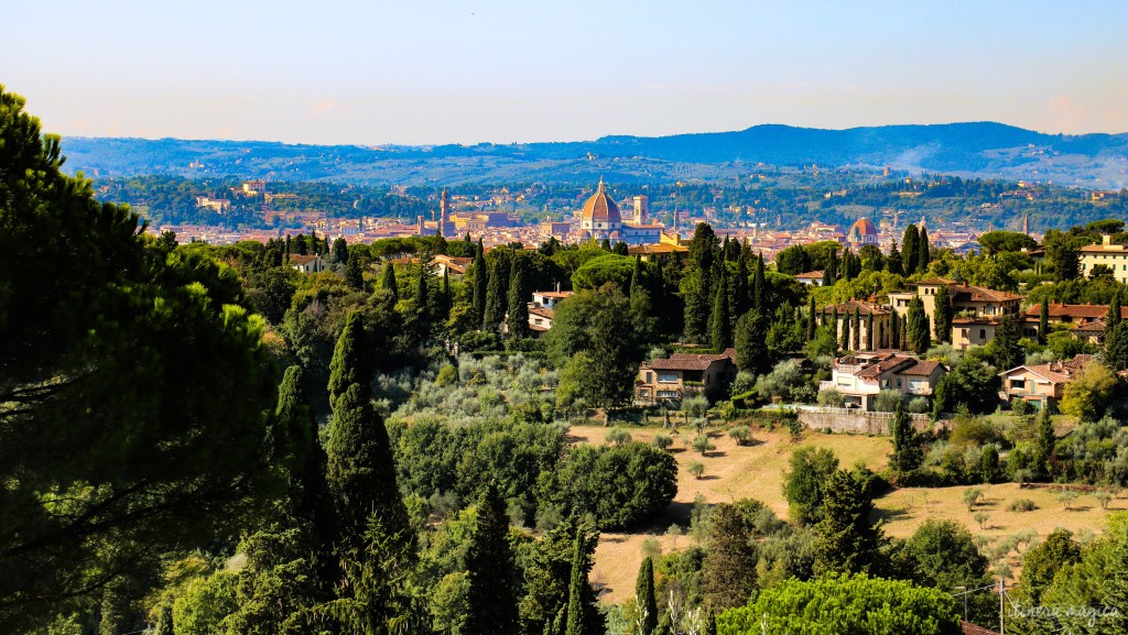 Au milieu des collines et des cyprès, le Duomo de Florence.