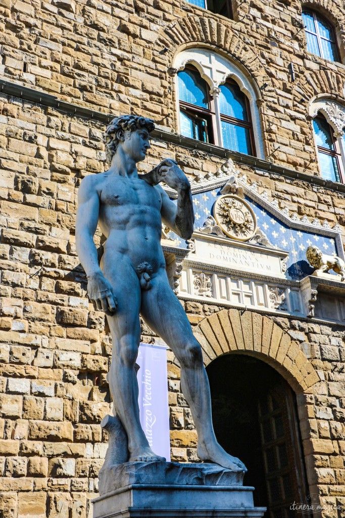 Le David de Michel-Ange (copie placée devant le Palazzo Vecchio. L'original est à la Galerie de l'Académie.)