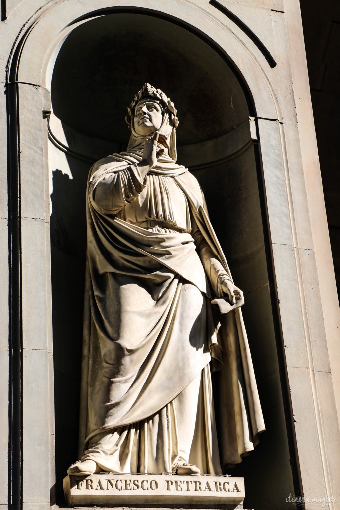 Statue de Pétrarque devant la galerie de l'Académie.