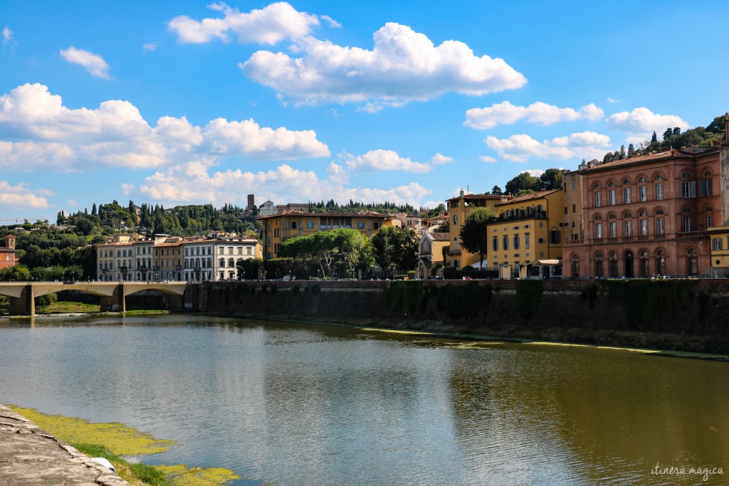 Vue sur l'Arno. Derrière moi, le Ponte Vecchio, tellement bondé et pris d'assaut que j'ai préféré me retourner et prendre cet autre pont, bien moins iconique, mais plus désert...