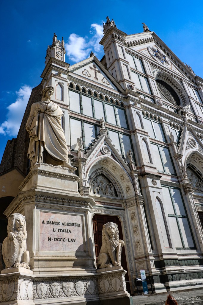 La basilique Santa Croce de Florence, avec le monument à Dante.