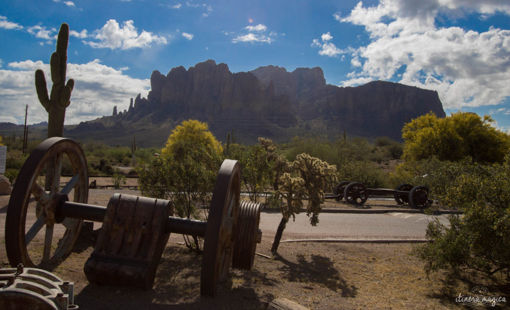 L'Apache Trail ? Une piste aussi mythique que la route 66, qui serpente dans le désert d'Arizona, et charrie toute la légende de l'Ouest ! Partez pour un road trip au pays des cactus, avec Itinera Magica.