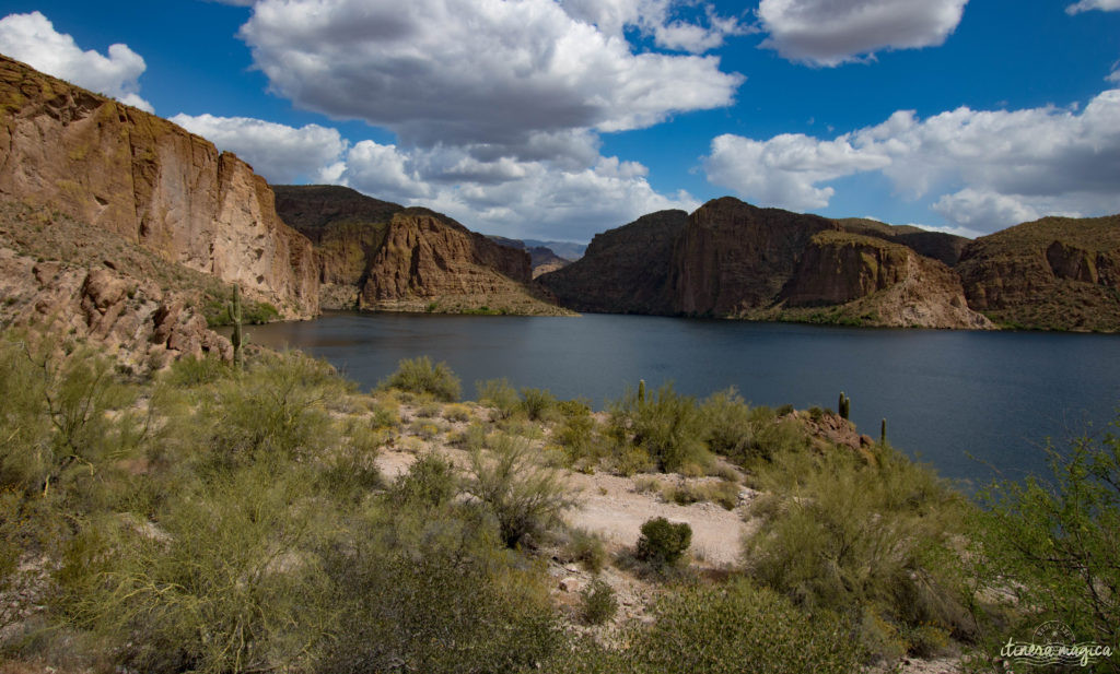 L'Apache Trail ? Une piste aussi mythique que la route 66, qui serpente dans le désert d'Arizona, et charrie toute la légende de l'Ouest ! Partez pour un road trip au pays des cactus, avec Itinera Magica.