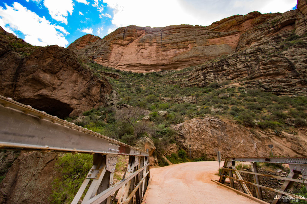 L'Apache Trail ? Une piste aussi mythique que la route 66, qui serpente dans le désert d'Arizona, et charrie toute la légende de l'Ouest ! Partez pour un road trip au pays des cactus, avec Itinera Magica.