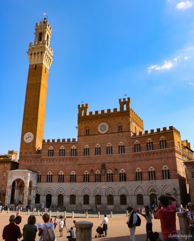 Piazza del Campo de Sienne, l'hôtel de ville.