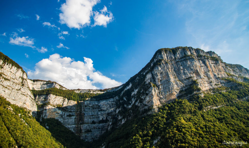 Que voir dans le Vercors et le Royans? Randonnées secrètes, cascades émeraude, routes vertigineuses, patrimoine rare, découvrez les secrets du Vercors.