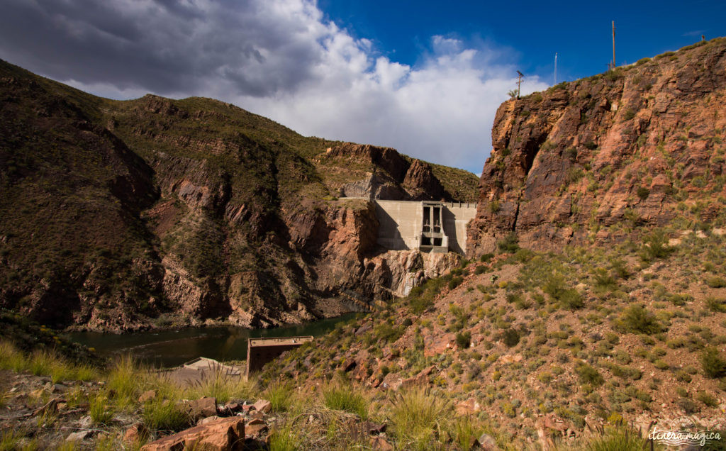 L'Apache Trail ? Une piste aussi mythique que la route 66, qui serpente dans le désert d'Arizona, et charrie toute la légende de l'Ouest ! Partez pour un road trip au pays des cactus, avec Itinera Magica.