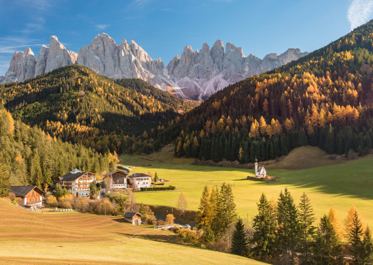 Découvrez les Dolomites à l'automne.