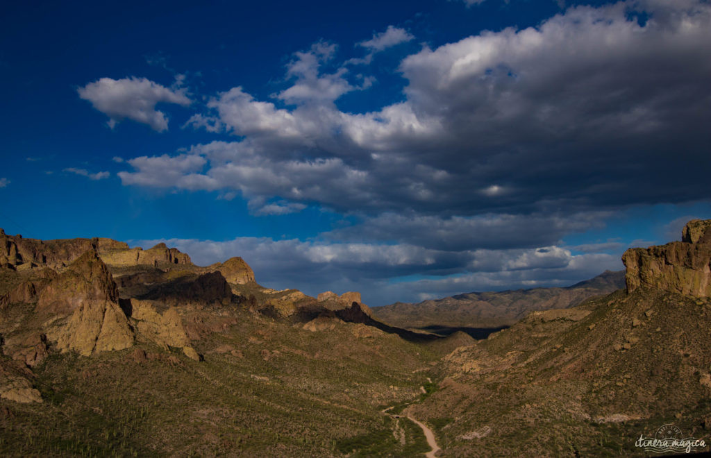 L'Apache Trail ? Une piste aussi mythique que la route 66, qui serpente dans le désert d'Arizona, et charrie toute la légende de l'Ouest ! Partez pour un road trip au pays des cactus, avec Itinera Magica.