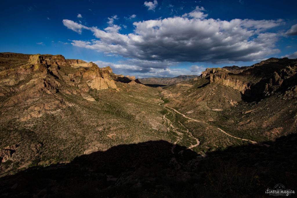 L'Apache Trail ? Une piste aussi mythique que la route 66, qui serpente dans le désert d'Arizona, et charrie toute la légende de l'Ouest ! Partez pour un road trip au pays des cactus, avec Itinera Magica.