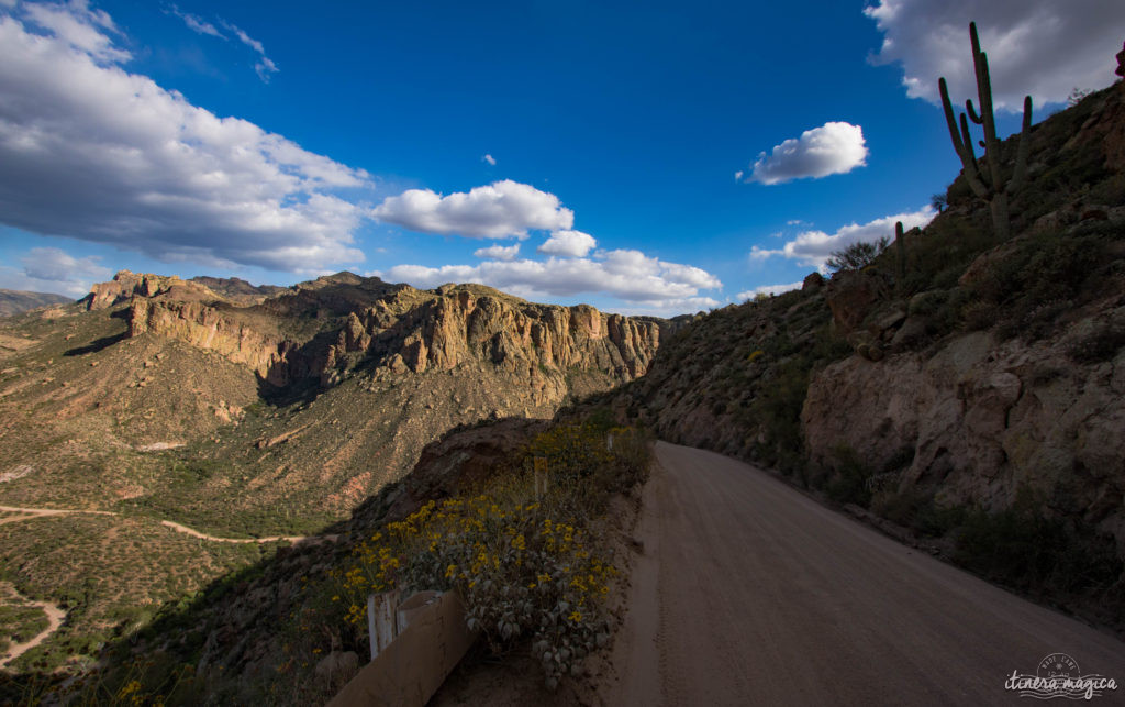 L'Apache Trail ? Une piste aussi mythique que la route 66, qui serpente dans le désert d'Arizona, et charrie toute la légende de l'Ouest ! Partez pour un road trip au pays des cactus, avec Itinera Magica.