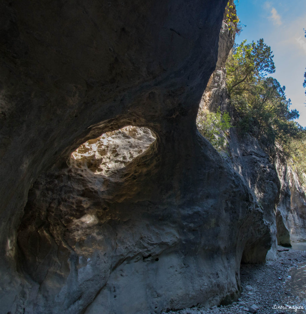 Au pied du mont Ventoux, au coeur des Baronnies, la vallée du Toulourenc et ses gorges sont un des plus beaux sites de la haute Provence. Promenade.