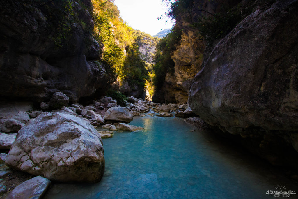 Au pied du mont Ventoux, au coeur des Baronnies, la vallée du Toulourenc et ses gorges sont un des plus beaux sites de la haute Provence. Promenade.