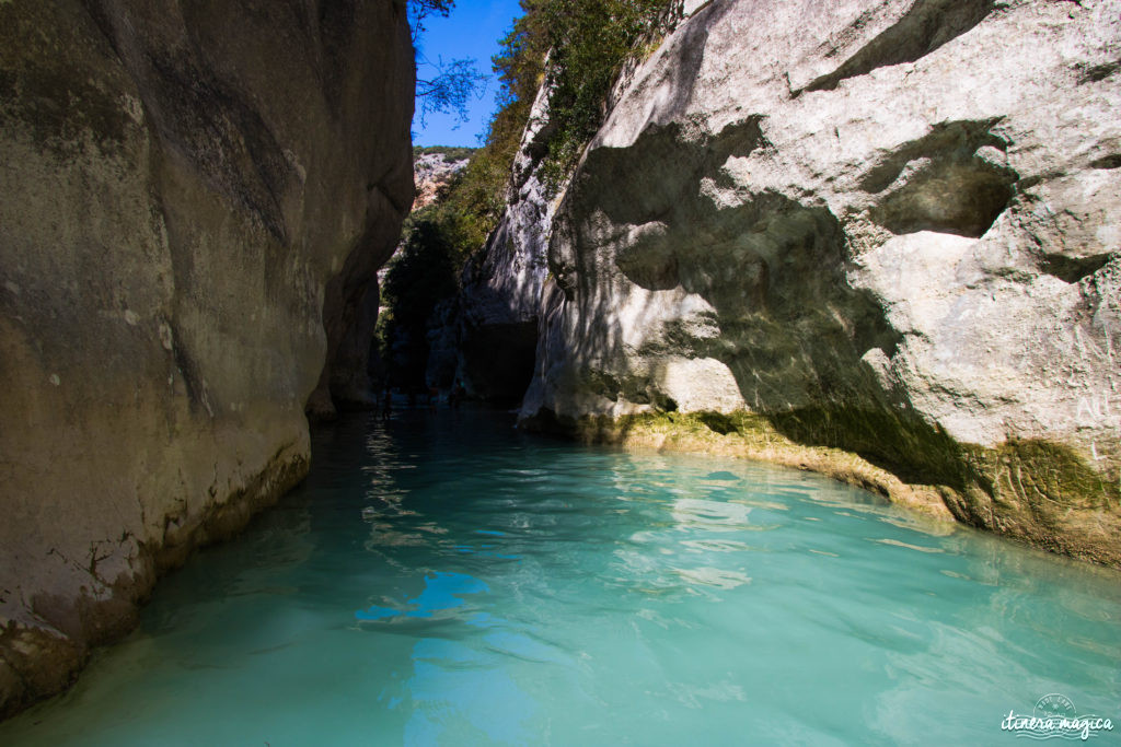 Au pied du mont Ventoux, au coeur des Baronnies, la vallée du Toulourenc et ses gorges sont un des plus beaux sites de la haute Provence. Promenade.