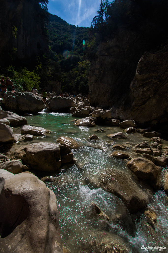 Au pied du mont Ventoux, au coeur des Baronnies, la vallée du Toulourenc et ses gorges sont un des plus beaux sites de la haute Provence. Promenade.