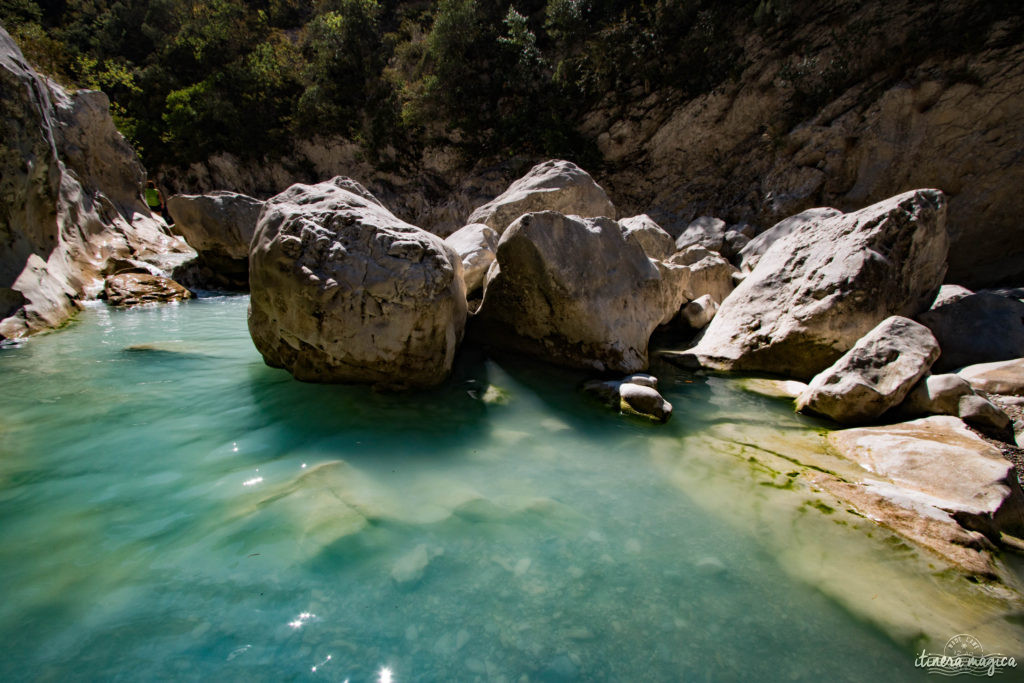 Au pied du mont Ventoux, au coeur des Baronnies, la vallée du Toulourenc et ses gorges sont un des plus beaux sites de la haute Provence. Promenade.