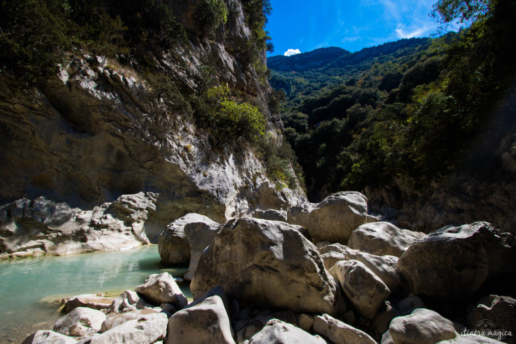 Au pied du mont Ventoux, au coeur des Baronnies, la vallée du Toulourenc et ses gorges sont un des plus beaux sites de la haute Provence. Promenade.