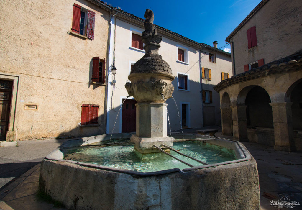 Au pied du mont Ventoux, au coeur des Baronnies, la vallée du Toulourenc et ses gorges sont un des plus beaux sites de la haute Provence. Promenade.