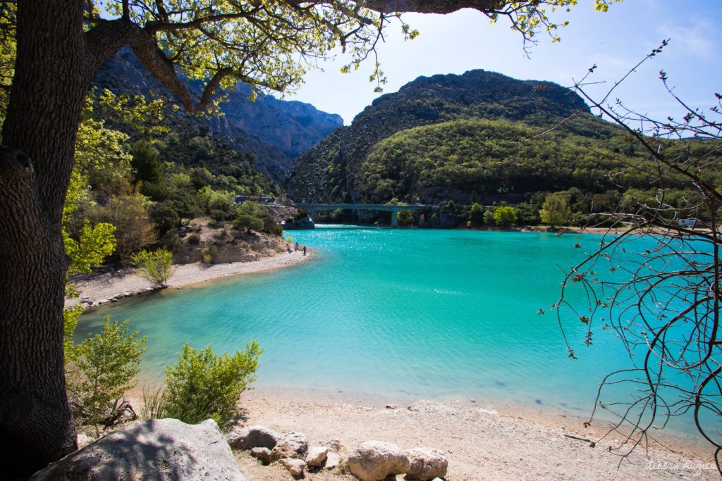 Forteresse minérale, coeur de la Provence secrète, le massif du Verdon et son lac de Sainte-Croix turquoise offrent des paysages naturels d'exception.