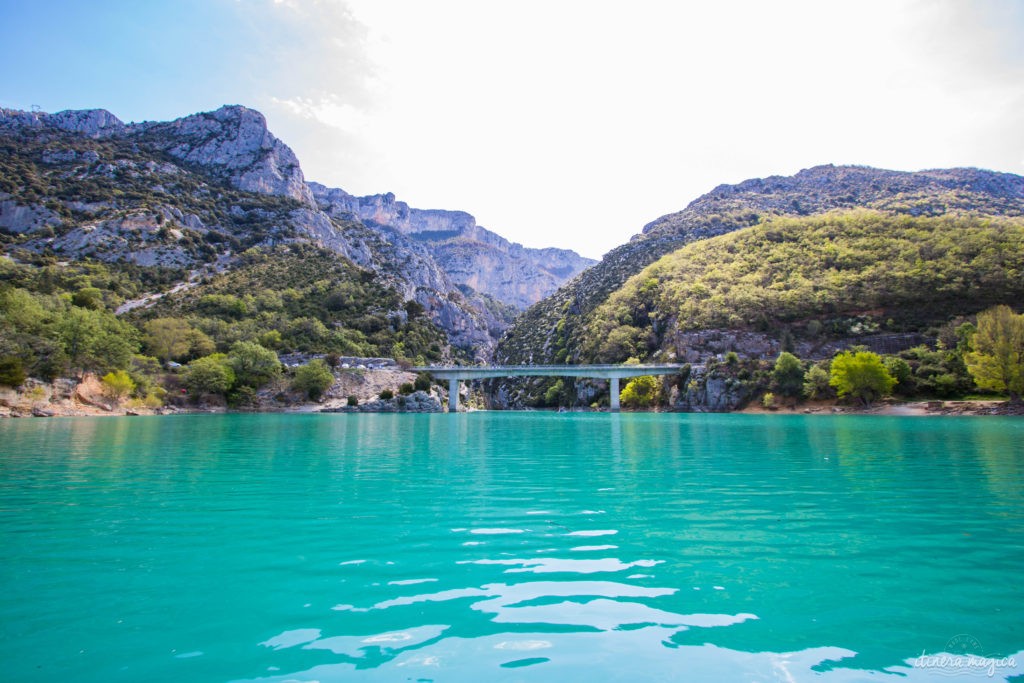 Forteresse minérale, coeur de la Provence secrète, le massif du Verdon et son lac de Sainte-Croix turquoise offrent des paysages naturels d'exception.