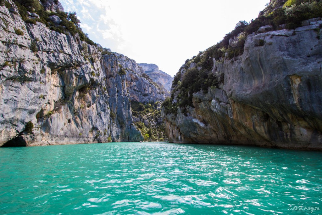Forteresse minérale, coeur de la Provence secrète, le massif du Verdon et son lac de Sainte-Croix turquoise offrent des paysages naturels d'exception.