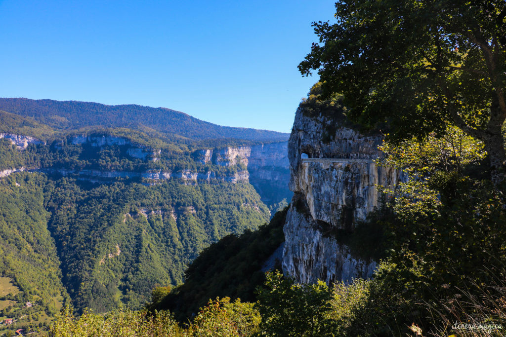 Que voir dans le Vercors et le Royans? Randonnées secrètes, cascades émeraude, routes vertigineuses, patrimoine rare, découvrez les secrets du Vercors.