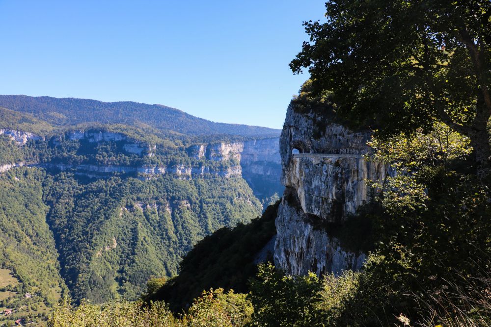 Les routes vertigineuses du Vercors, creusées à même la roche.