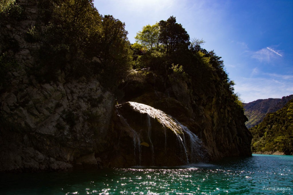 Forteresse minérale, coeur de la Provence secrète, le massif du Verdon et son lac de Sainte-Croix turquoise offrent des paysages naturels d'exception.