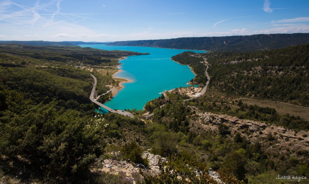 Forteresse minérale, coeur de la Provence secrète, le massif du Verdon et son lac de Sainte-Croix turquoise offrent des paysages naturels d'exception.