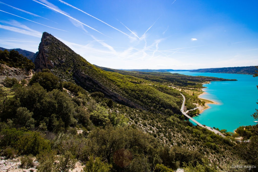 Forteresse minérale, coeur de la Provence secrète, le massif du Verdon et son lac de Sainte-Croix turquoise offrent des paysages naturels d'exception.