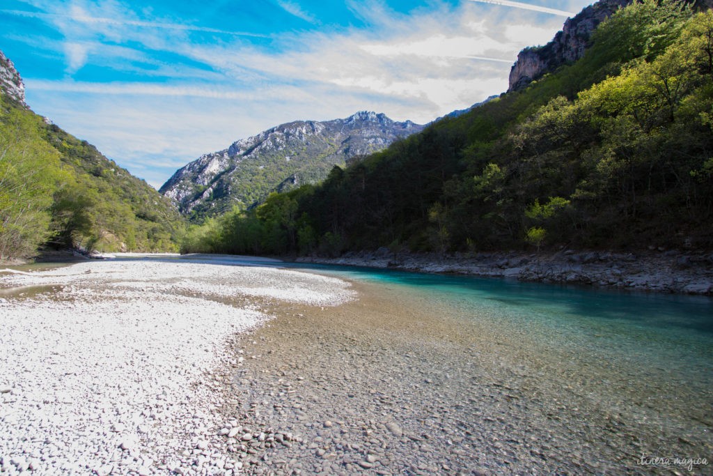 Forteresse minérale, coeur de la Provence secrète, le massif du Verdon et son lac de Sainte-Croix turquoise offrent des paysages naturels d'exception.