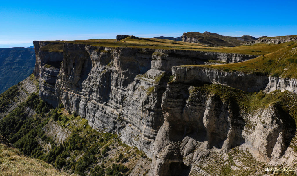 Que voir dans le Vercors et le Royans? Randonnées secrètes, cascades émeraude, routes vertigineuses, patrimoine rare, découvrez les secrets du Vercors.