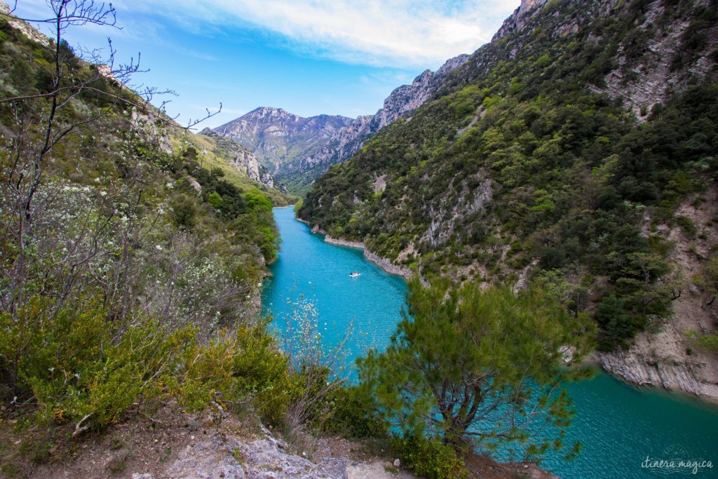 Forteresse minérale, coeur de la Provence secrète, le massif du Verdon et son lac de Sainte-Croix turquoise offrent des paysages naturels d'exception.