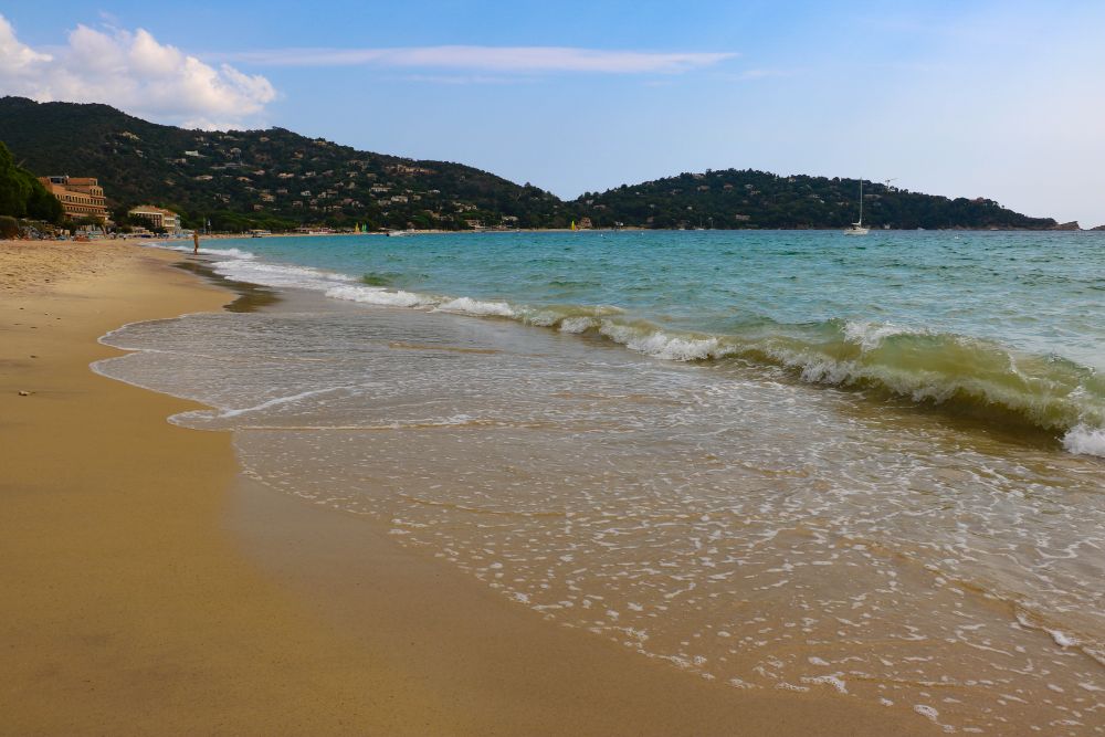 La plage de Cavalière, ou plage des Paillettes. Au fond, on devine le Cap Nègre, et la célèbre maison qui se dresse à la pointe de la péninsule.