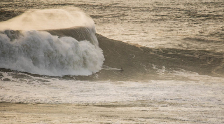 Voir les plus grosses vagues du monde à Nazaré, Portugal - Itinera ...