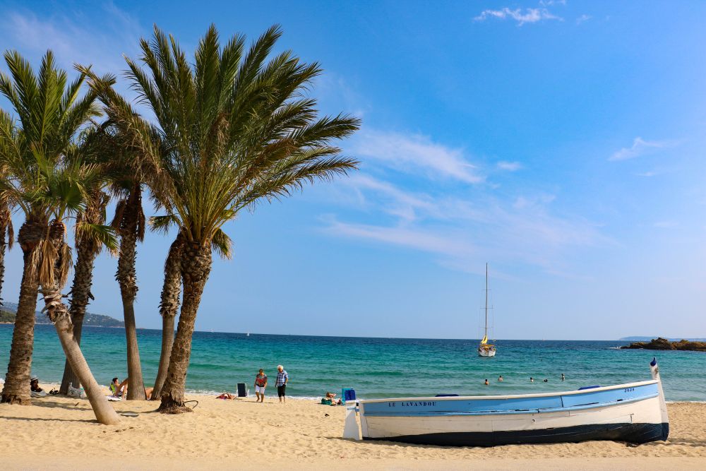 La plage Saint Clair, et sa barque bleue.