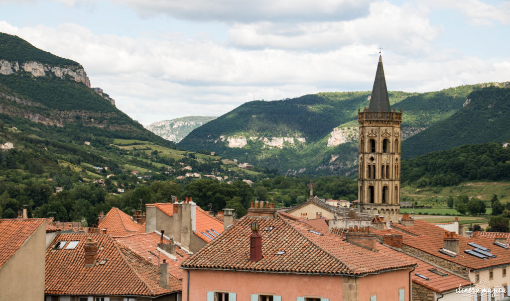 Que faire et que voir dans le sud de l’Aveyron ? Itinéraires, activités, points de vue, incontournables autour de Millau, Roquefort, sur le Larzac.