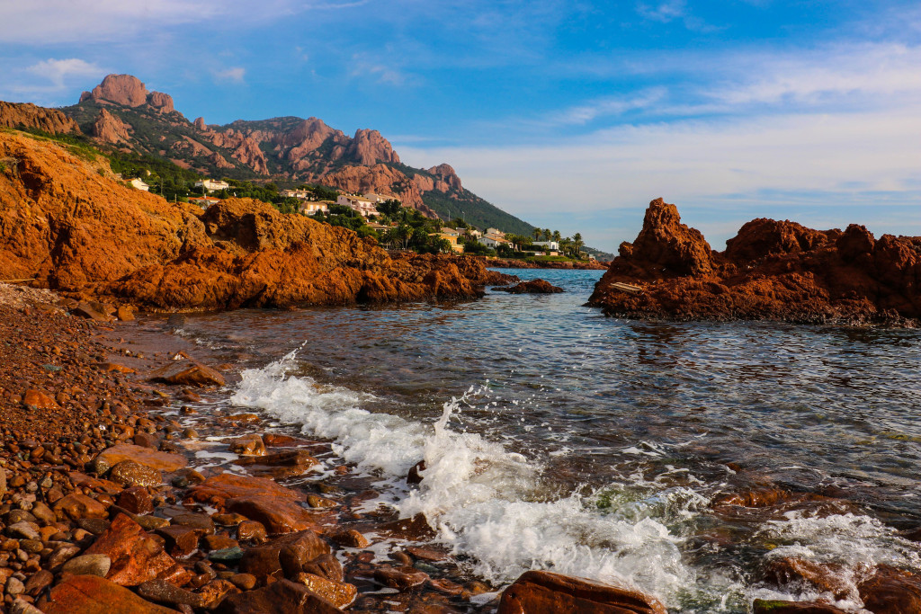 Red mountains and the bright blue sea, the kind of Technicolor landscapes the Estérel rewards you with. 