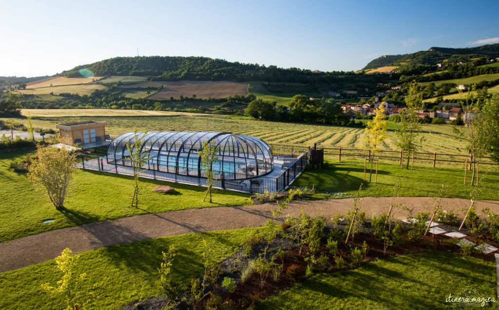 Un gîte de luxe en Aveyron et un projet collectif solidaire porté par tout un village ? Ne cherchez plus ! Bienvenue au Castel d'Alzac !