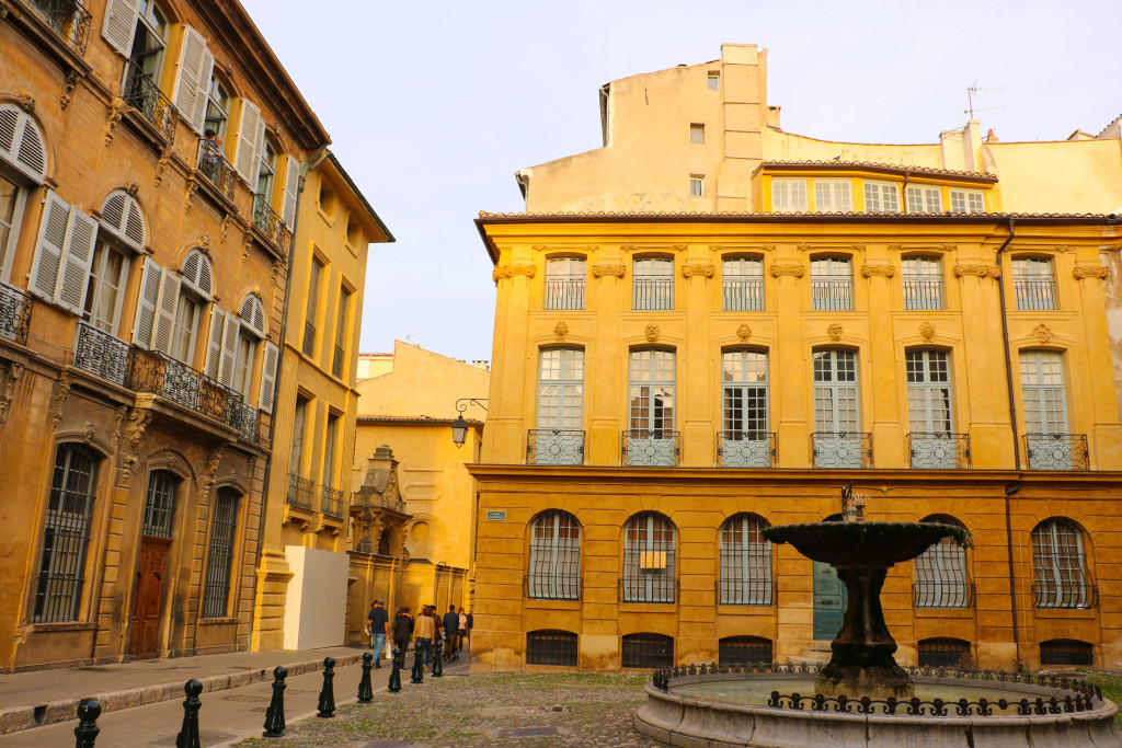 Fontaine d'Albertas in der Abenddämmerung.