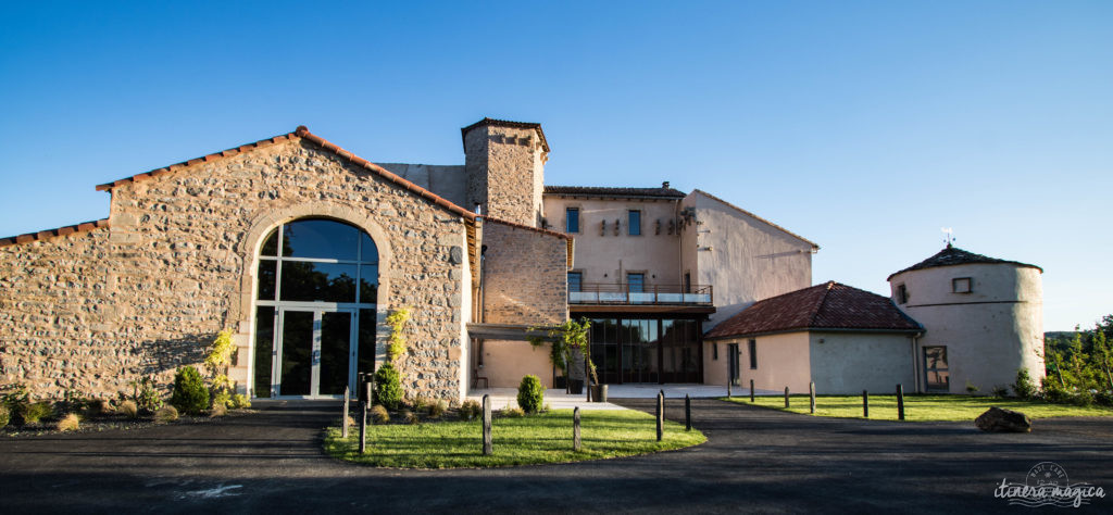 Un gîte de luxe en Aveyron et un projet collectif solidaire porté par tout un village ? Ne cherchez plus ! Bienvenue au Castel d'Alzac !