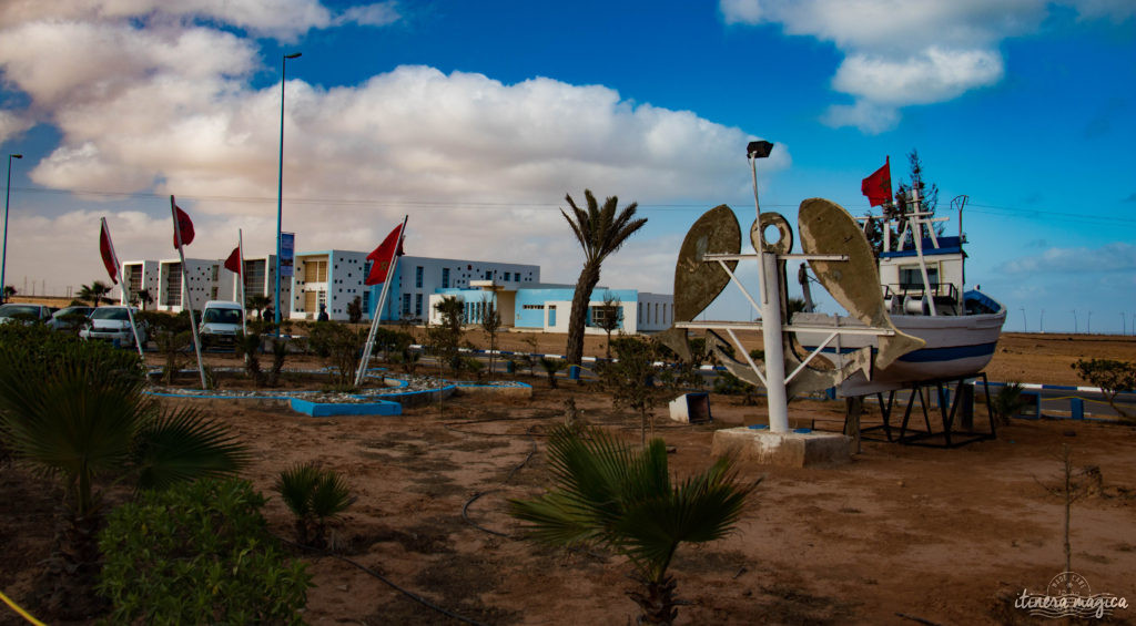 Au coeur du grand sud marocain, Tan-Tan est la porte du Sahara. Entre dunes de sable et océan, les peuples du désert se réunissent chaque mois de mai. Tourbillon de couleurs sur Itinera Magica.