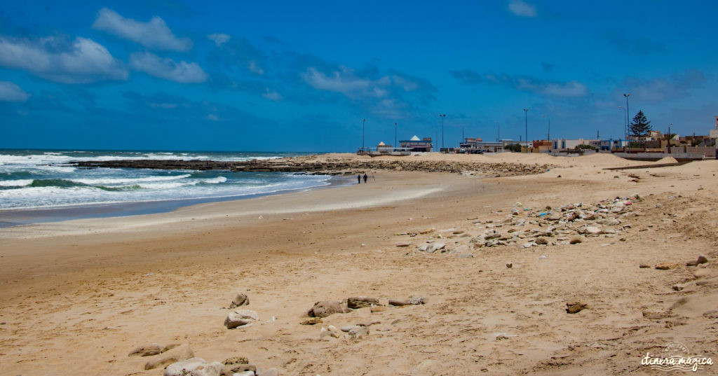 Au coeur du grand sud marocain, Tan-Tan est la porte du Sahara. Entre dunes de sable et océan, les peuples du désert se réunissent chaque mois de mai. Tourbillon de couleurs sur Itinera Magica.