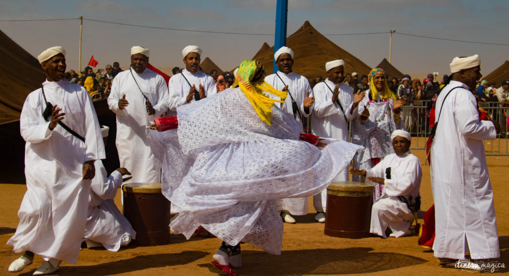 Au coeur du grand sud marocain, Tan-Tan est la porte du Sahara. Entre dunes de sable et océan, les peuples du désert se réunissent chaque mois de mai. Tourbillon de couleurs sur Itinera Magica.