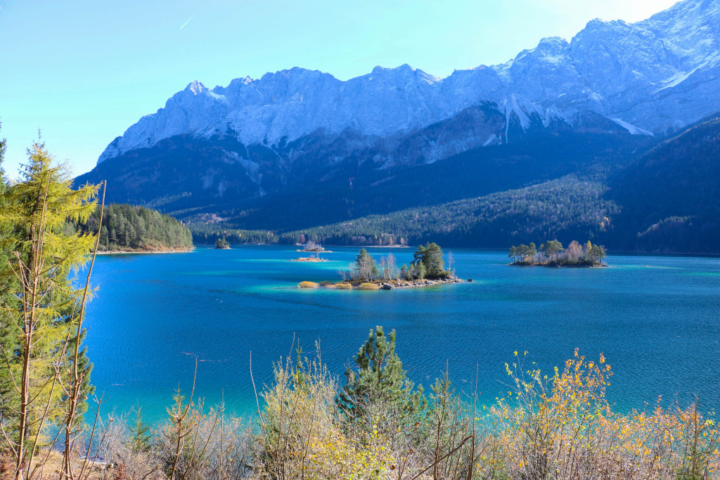 Le lac Eibsee, au pied du plus haut sommet d'Allemagne, le Zugspitze. Les plus beaux endroits de Bavière sur Itinera Magica